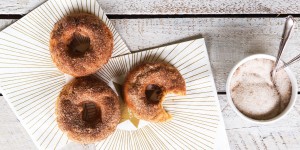 Beitragsbild des Blogbeitrags Zimt-Zucker-Donuts aus dem Backofen