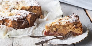 Beitragsbild des Blogbeitrags herbstlicher Zwetschken-Apfel-Kuchen – extra schwedisch!