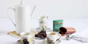 Beitragsbild des Blogbeitrags Upcycling-DIY: Geschirr marmorieren