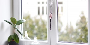 Beitragsbild des Blogbeitrags DIY: Makramee-Wandekoration mit Halbedelstein