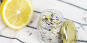 Beitragsbild des Blogbeitrags Beauty-DIY: Entspannendes Badesalz mit Zitrone & Lavendel