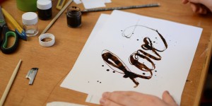 Beitragsbild des Blogbeitrags we love Workshop: Experimentelle Kalligraphie mit Natascha Safarik