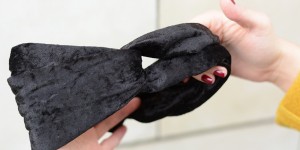Beitragsbild des Blogbeitrags DIY: Turban-Stirnband aus Samt nähen