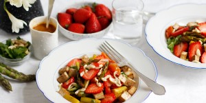 Beitragsbild des Blogbeitrags Rezept: Zoodles mit Spargel und Erdbeeren 