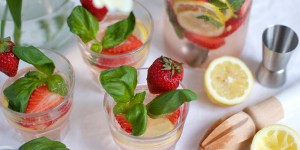 Beitragsbild des Blogbeitrags Drinks: Erdbeer-Basilikum-Vodka-Bowle