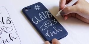 Beitragsbild des Blogbeitrags Lettering-DIY: Handyhülle beschriften plus Freebie