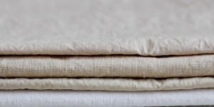 Beitragsbild des Blogbeitrags DIY: Stoff färben mit Zwiebelschalen