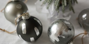Beitragsbild des Blogbeitrags DIY: Weihnachtsbaumkugeln mit Blattsilber 
