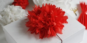 Beitragsbild des Blogbeitrags DIY: Geschenkdeko – Seidenpapierblume