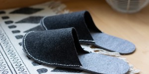 Beitragsbild des Blogbeitrags DIY: Hausschuhe aus Filz nähen