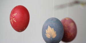 Beitragsbild des Blogbeitrags DIY: Ostereier mit Mustern färben
