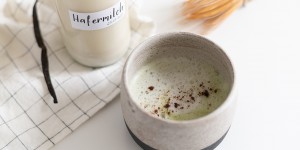 Beitragsbild des Blogbeitrags Drink: Vanilla Matcha Latte mit selbstgemachter Hafermilch