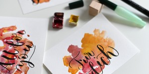 Beitragsbild des Blogbeitrags DIY: Karte mit Aquarellhintergrund und Lettering