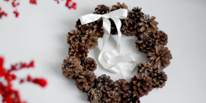 Beitragsbild des Blogbeitrags DIY: Kranz aus Kiefernzapfen