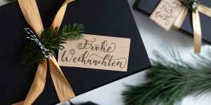 Beitragsbild des Blogbeitrags DIY: Geschenkanhänger aus Holz 