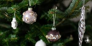 Beitragsbild des Blogbeitrags DIY: Weihnachtsbaumkugeln mit Perlen