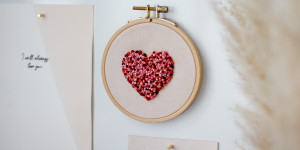 Beitragsbild des Blogbeitrags DIY: Herz-Stickbild mit Knötchenstich sticken