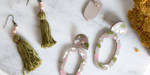 Beitragsbild des Blogbeitrags DIY: Terrazzo-Ohrringe aus Fimo