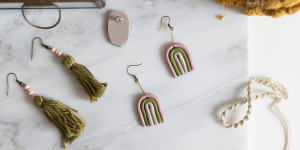 Beitragsbild des Blogbeitrags DIY: Regenbogen-Ohrringe aus Fimo