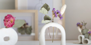 Beitragsbild des Blogbeitrags DIY: Moderne Trockenblumen-Vasen 