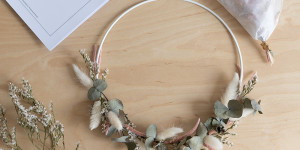 Beitragsbild des Blogbeitrags Feature: Jetzt Craft Kit „Trockenblumen-Kranz“ vorbestellen
