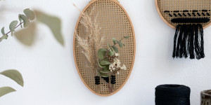 Beitragsbild des Blogbeitrags DIY: Boho-Wanddeko mit Stramin