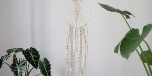 Beitragsbild des Blogbeitrags DIY: Annas moderner Makramee-Traumfänger