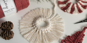 Beitragsbild des Blogbeitrags DIY: Makramee-Anhänger mit Lerchenkopfknoten