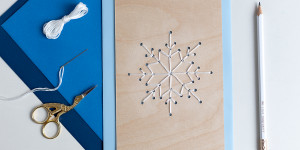 Beitragsbild des Blogbeitrags DIY: Sticken auf Holz – Schneeflocken-Karte 