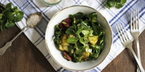 Beitragsbild des Blogbeitrags Food: Eat Seasonal – Steirischer Erdäpfel-Vogerlsalat mit Käferbohnen 