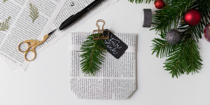 Beitragsbild des Blogbeitrags Upcycling-DIY: Geschenkverpackung aus Zeitungspapier