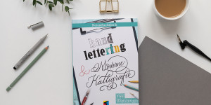 Beitragsbild des Blogbeitrags Buch-Tipp: „Hand Lettering & Moderne Kalligrafie“ von Natascha Safarik 