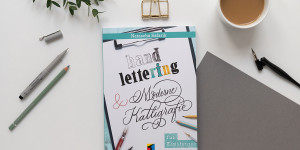 Beitragsbild des Blogbeitrags Buch-Tipp: „Hand Lettering & Moderne Kalligrafie“ von Natascha Safarik