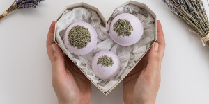 Beitragsbild des Blogbeitrags DIY: Badekugeln mit getrockneten Blumen