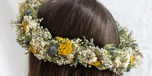 Beitragsbild des Blogbeitrags DIY: Blumenkranz binden — Blumenkrone