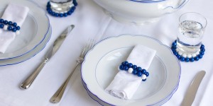 Beitragsbild des Blogbeitrags DIY: Untersetzer und Serviettenringe aus Holzperlen 
