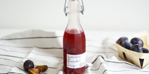 Beitragsbild des Blogbeitrags Drinks: Zwetschken-Lavendel-Sirup 