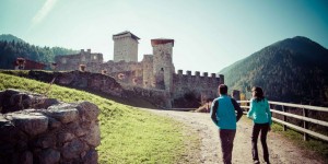 Beitragsbild des Blogbeitrags Trenino: Ein Zug, der zu den Schlössern des Trentino fährt
