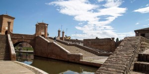 Beitragsbild des Blogbeitrags Comacchio – die unbekannte Wasserstadt an der Adria 