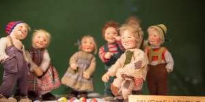 Beitragsbild des Blogbeitrags Puppenwelt Elli Riehl: Der Stoff aus dem die Träume sind 