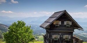 Beitragsbild des Blogbeitrags Glamping mal anders: Schlafen im Troadkastn in Kärnten 