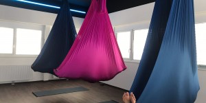 Beitragsbild des Blogbeitrags Aerial Yoga in Kärnten: in Balance schweben