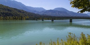 Beitragsbild des Blogbeitrags Schlemmen am Fluss: Die besten Gasthäuser und Unterkünfte entlang des Drau Radweges 