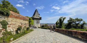 Beitragsbild des Blogbeitrags Ein Tag am Schlossberg Graz: Picknick im Grünen, Museum mit Ausblick, Rutsche durch den Berg