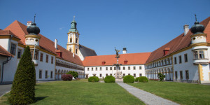 Beitragsbild des Blogbeitrags Messwein, Herrengarten und Kreativität: Auszeit im Stift Reichersberg