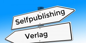 Beitragsbild des Blogbeitrags Folge 258 Selfpublishing oder Verlag – eine Entscheidungshilfe 