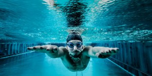 Beitragsbild des Blogbeitrags 6 Tipps die dir als Einsteiger beim Kraulschwimmen helfen 