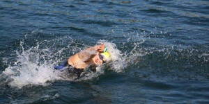 Beitragsbild des Blogbeitrags Yasmine Pliessnig: Take off your Clothes – Go into the water 