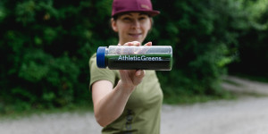Beitragsbild des Blogbeitrags Athletic Greens: Erfahrungen und Vorteile für Triathleten