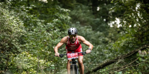 Beitragsbild des Blogbeitrags Crosstriathlon Weltmeisterschaft: Gerald Will schnappt sich den Titel in Spanien